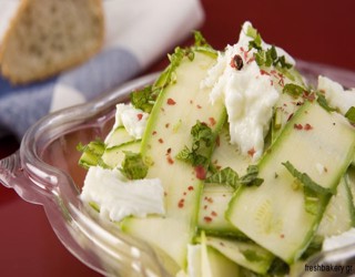 Συνταγή για σαλάτα με κολοκύθια και μοτσαρέλα