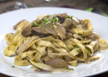 Πάστα με Φρέσκα Ελληνικά Πορτσίνι και Κρεμμύδι
            