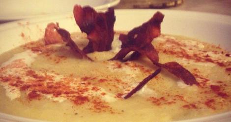 Σούπα βελουτέ με πατάταπράσοπράσινο μήλο και μπέικον