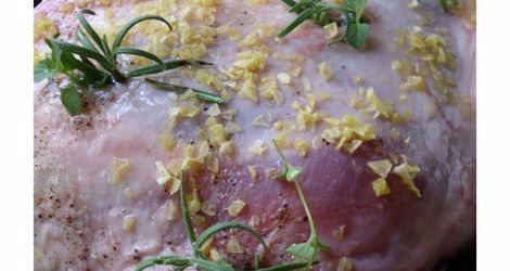 Αρνάκι με κίτρινο αλάτι λεμονιού και μπέϊκον