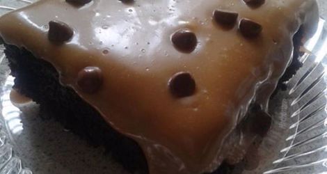 Μαλακό κεικ σοκολάτας με επικάλυψη καραμέλας