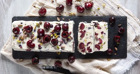 Semifreddo με κεράσια και φιστίκια Αιγίνης