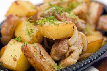 Χοιρινή τηγανιά με πατάτες και θυμάρι