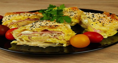 Γρήγορο και λαχταριστό ρολό με φύλλο κρούστας, τυρί και μπέϊκον