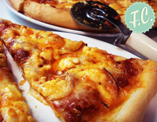 Pizza με Τυρί Κρέμα Φέτα και Κρεμμύδι