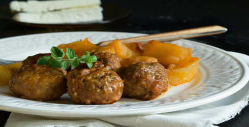 Πατάτες με Κεφτεδάκια Γιαχνί