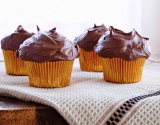 Cupcakes Σοκολάτας με Γλάσο Σοκολάτας με Πραλίνα Φουντουκιού