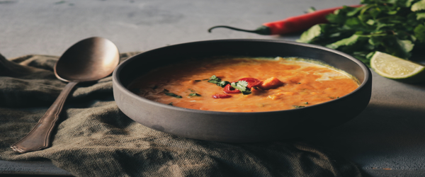 Σούπα κάρυ με κόκκινες φακές και γλυκοπατάτες