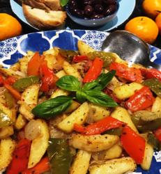 Πατάτες τηγανητές με πιπεριές κρεμμύδια και μυρωδικά