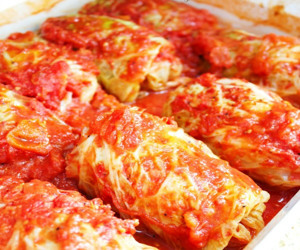 Κοκκινιστοί Λαχανοντολμάδες στο Φούρνο απλά φτιαγμένοι