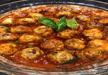 Κεφτέδες στο φούρνο με σάλτσα ντομάτας και βότανα