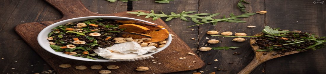 Ζεστή σαλάτα με φακές Beluga ρόκα και κατσικίσιο τυρί