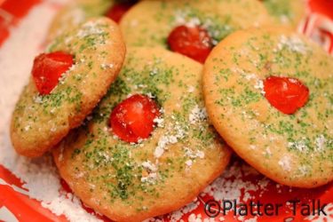 Τα κουλουράκια με το τραγανό κερασάκι