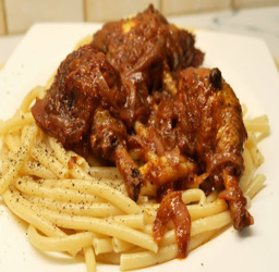 Κόκορας σπιτικός κοκκινιστός με μακαρόνι χοντρό και μαύρες ελιές