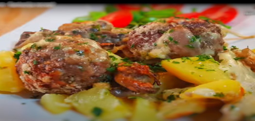 Κεφτέδες με πατάτες στο φούρνο και μανιτάρια