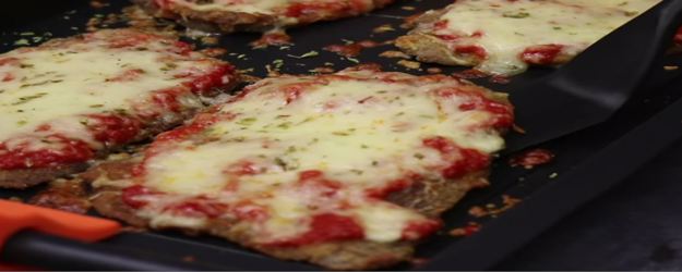 Σνιτσελ με φρέσκια σάλτσα ντομάτα και τυρί