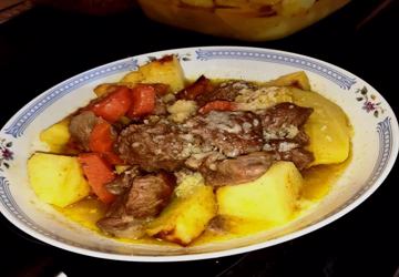 Μοσχαράκι Λεμονάτο με πατάτες και καρότα