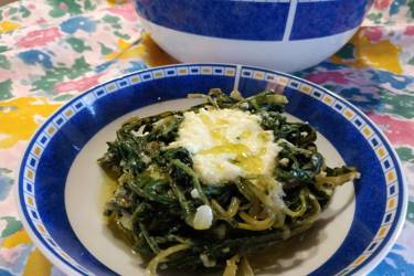 Άγρια χόρτα με κρέμα λεμονιού
