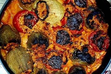 Γεμιστά με ρύζι κουκουνάρια μυρωδικά και μανιτάρια
