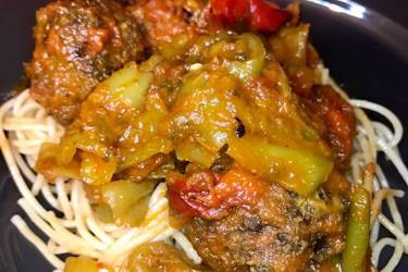 Κεφτεδάκια με πιπεριές σάλτσα και σπαγγέτι 
