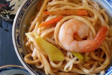 Κινέζικα noodles με γαρίδες και κόλιανδρο