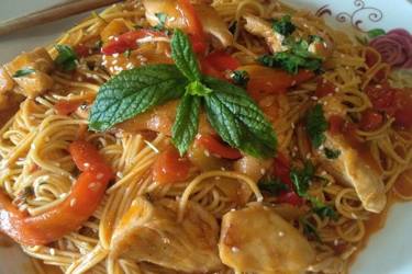 Κινέζικα noodles με κοτόπουλο

