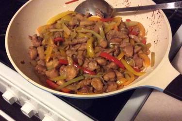 Κοτόπουλο με πιπεριές χρωματιστές σε στυλ κινέζικο
