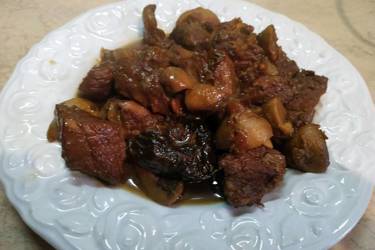 Μοσχαράκι κατσαρόλας με λιαστές ντομάτες μανιτάρια και σάλτσα μουστάρδας
