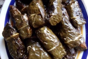 Ντολμάδες με φύλλα από σέσκουλα και στη γέμιση κιμάς κοτόπουλου

