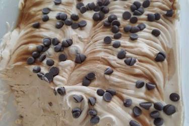 Παγωτό καραμέλα με σταγόνες σοκολάτας
