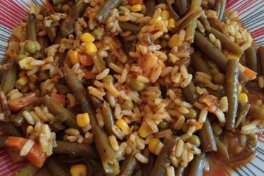 Φασολάκια φούρνου με ρύζι καλαμπόκι και αρακά
