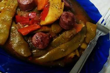 Φασολάκια πλατιά με χωριάτικο λουκάνικο πειραγμένα