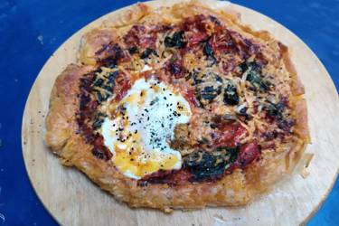 Πίτσα φιορεντίν με σφολιάτα και αυγό
