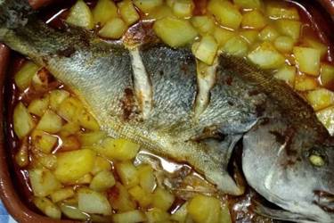 Ψάρι στο φούρνο με πατάτες
