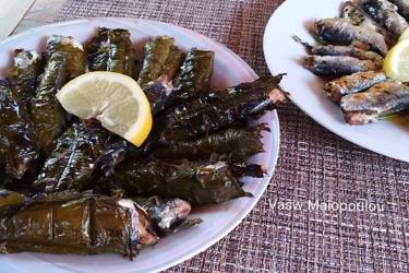 Σαρδέλες ντυμένες με αμπελόφυλλα
