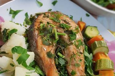 Σολομός με δεντρολίβανο και κόκκινη σάλτσα

