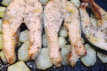 Σολομός με πατάτες στον φούρνο
