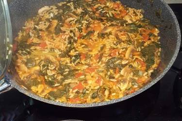 Σπανακόρυζο με καστανό ρύζι και μανιτάρια
