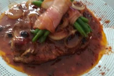 Χοιρινή μπριζόλα με σάλτσα δαμάσκηνο σταφίδα πακετάκι φασολάκι με μπέικον