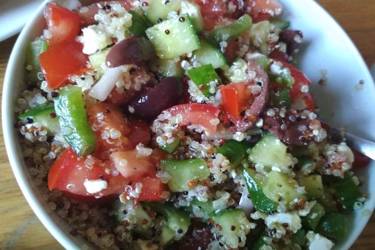 Χωριάτικη Σαλάτα με κινόα
