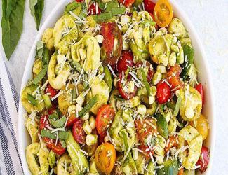 Μια νόστιμη καλοκαιρινή σαλάτα με tortellini για βραδινό