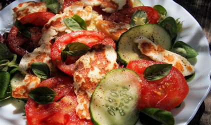 Σαλάτα με ντομάτα αγγούρι και χαλούμι