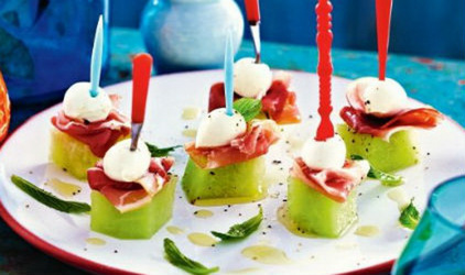 Σουβλάκια με καρέ πεπονιού προσούτο και μοτσαρέλα