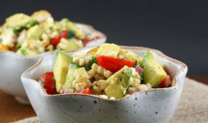 Σαλάτα με αβοκάντο ντομάτες και καλαμπόκι