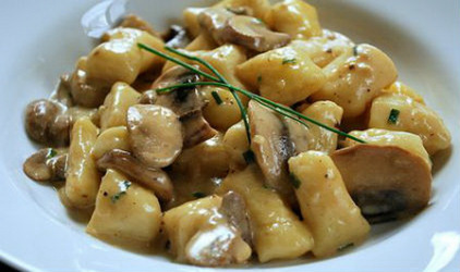 Σπιτικά νιόκι με κοτόπουλο και μανιτάρια