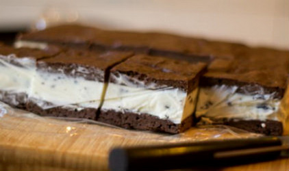 Παγωτό σάντουιτς με brownie και stracciatella Carte DOr