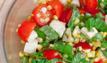 Σαλάτα με ντομάτα μοτσαρέλα και καλαμπόκι
