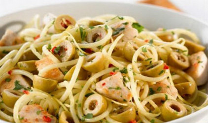 Σπαγγέτι με κοτόπουλο και ελιές