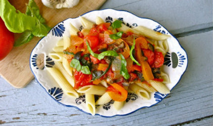 Πέννες με σάλτσα πιπεριάς