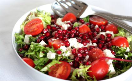 Σαλάτα με μαρούλι ντοματίνια και ρόδι